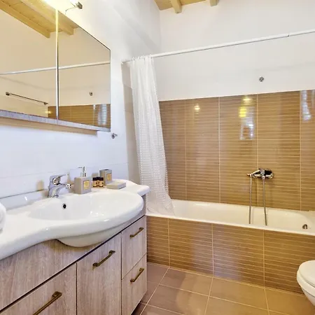 جويل ميكونوس * أورنوس